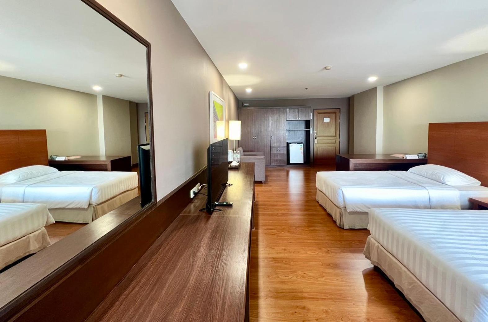 Bu Place Hotel Банкок Екстериор снимка